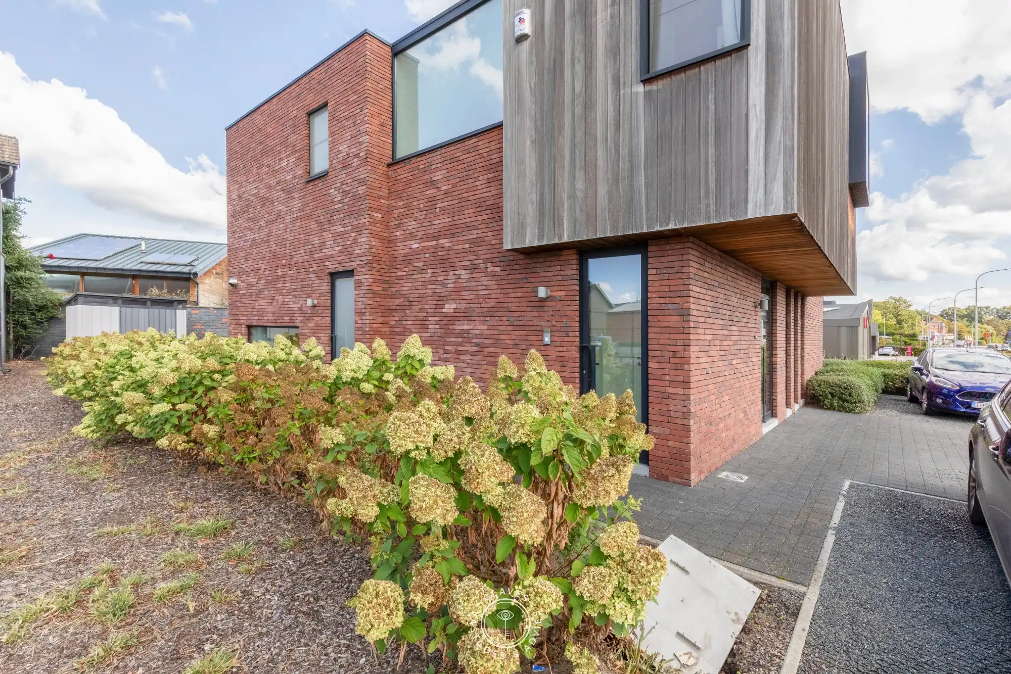 Modern kantoorgebouw met verhuurd appartement op uitstekende zichtlocatie in Belsele foto 4
