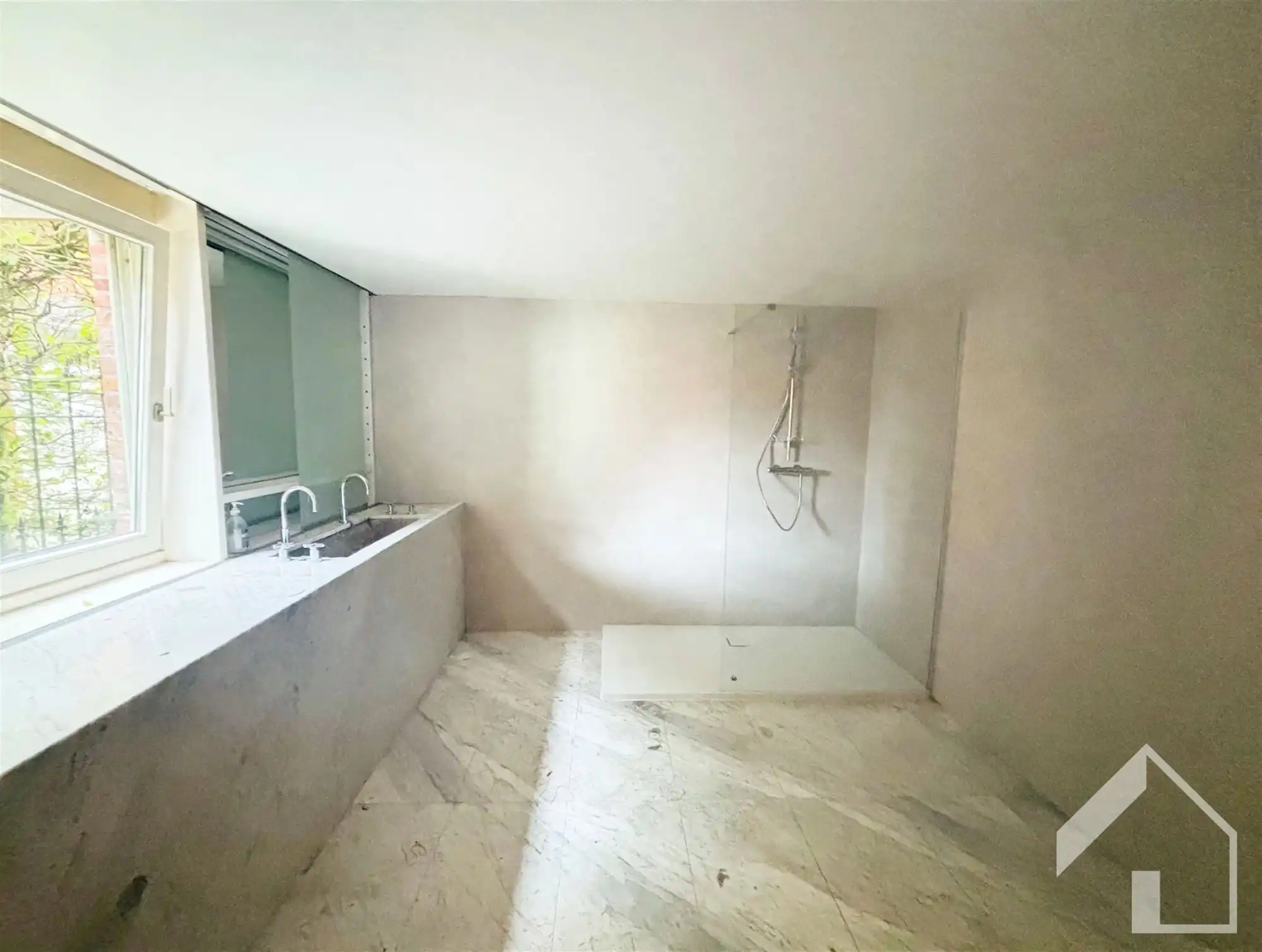 Hoekwoning met authentieke elementen en 4 garages foto 10
