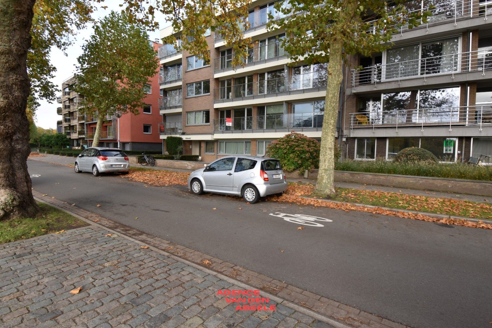 Uitzonderlijk breed appartement met 2 slaapkamers en terras foto 3