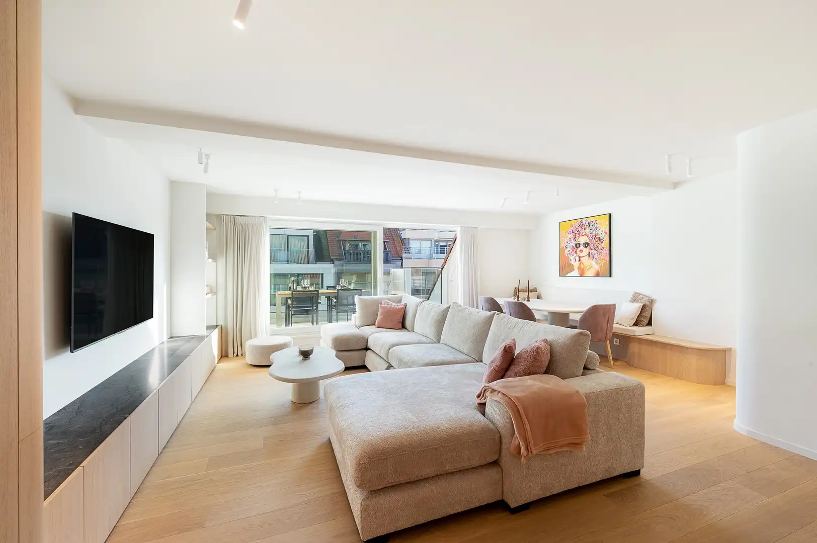 Luxueus gerenoveerd duplexappartement met drie slaapkamers. foto 2