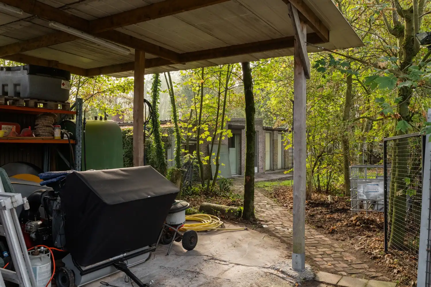 Veelzijdige woning met zorgmogelijkheden, werkruimte en tal van bijgebouwen foto 45