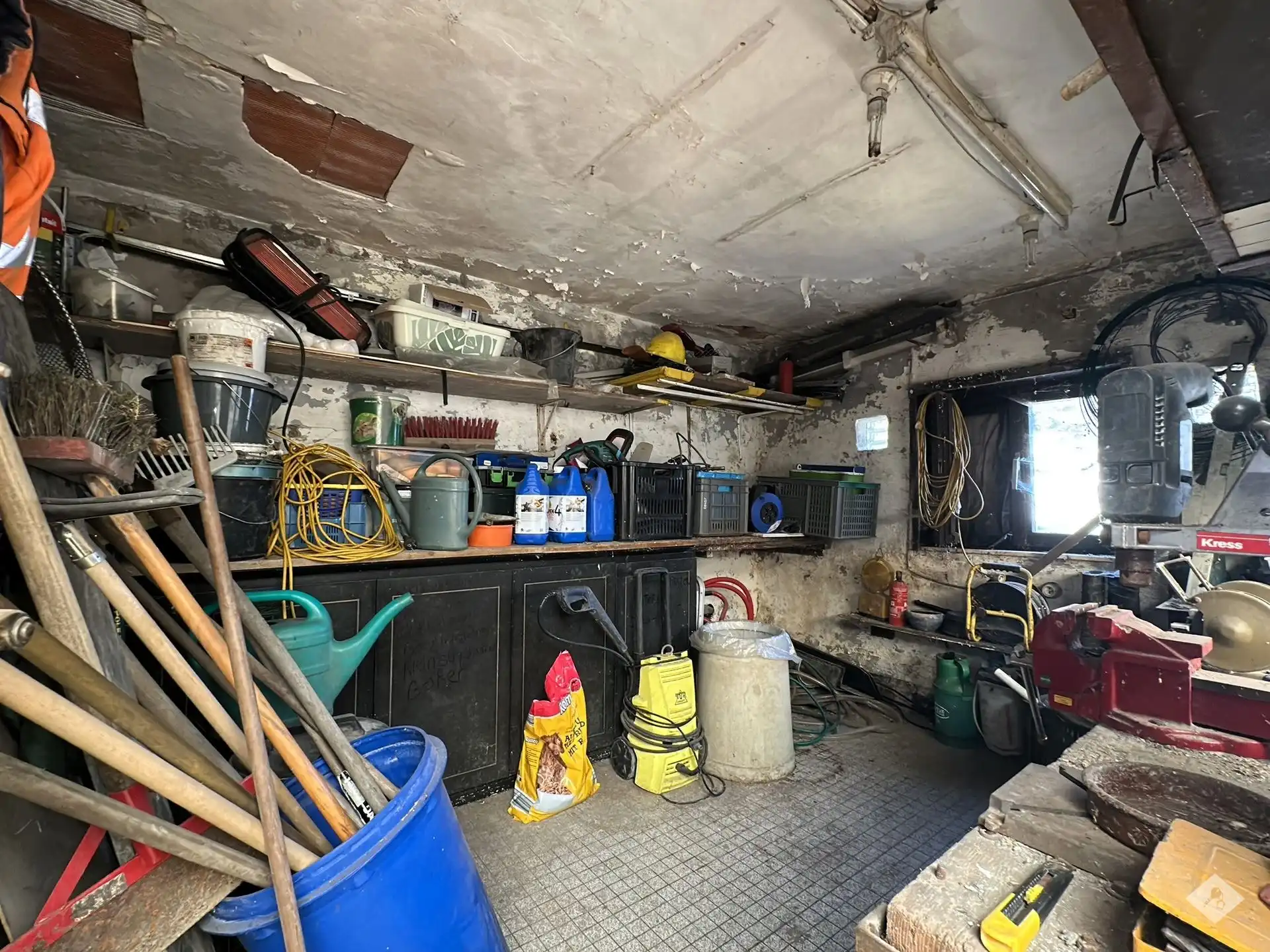 Ruime woning met drie slaapkamers, garage en grote tuin foto 16