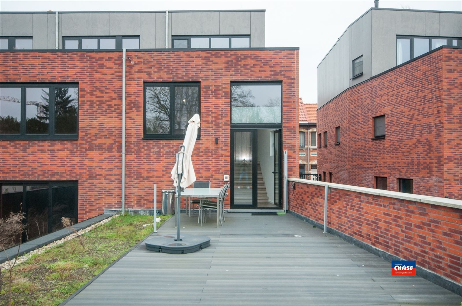 HOB met 2 slaapkamers en terras + P foto 9