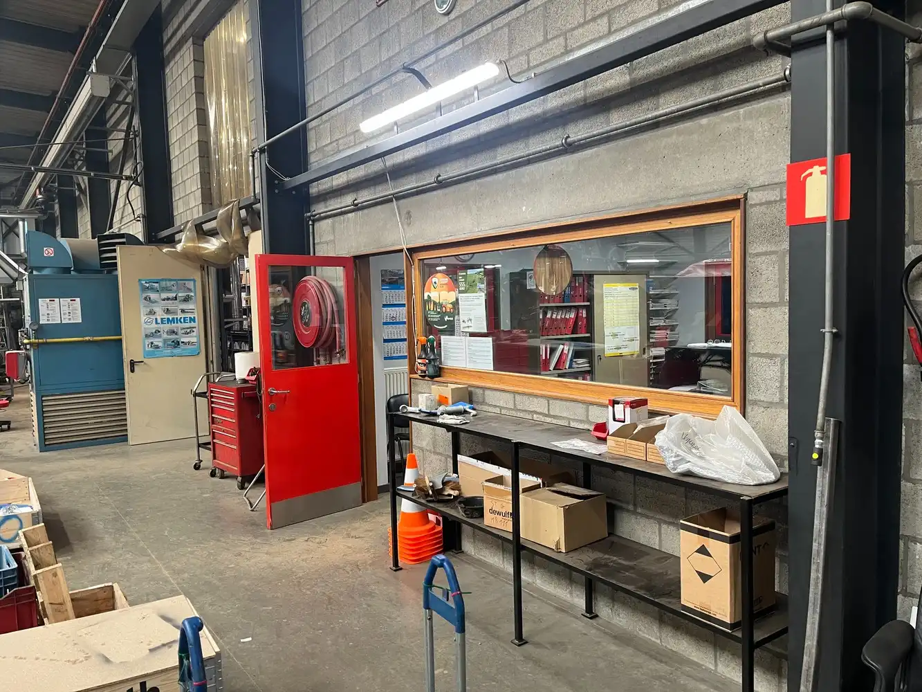 Bedrijfsgebouw met showroom foto 15
