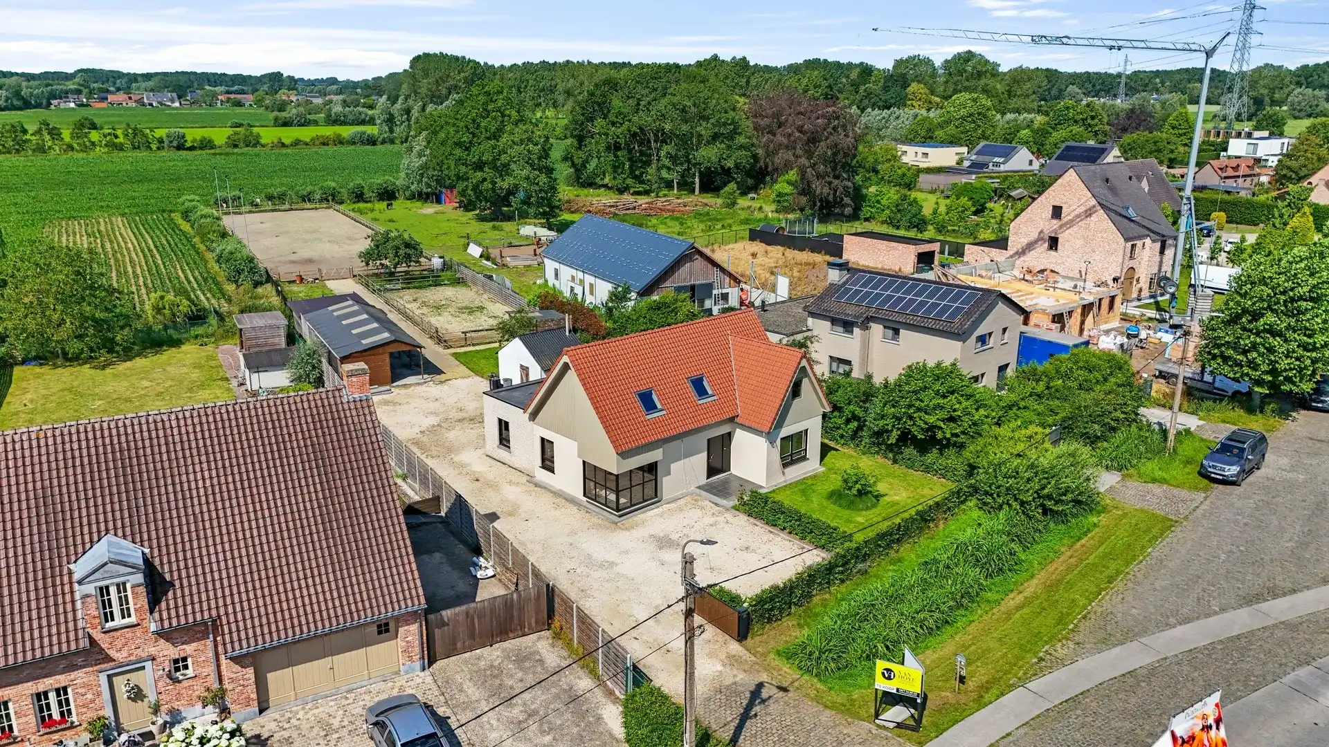Hoofdfoto van de publicatie: prachtige eigendom, met vergunde paardenstallen en weide.