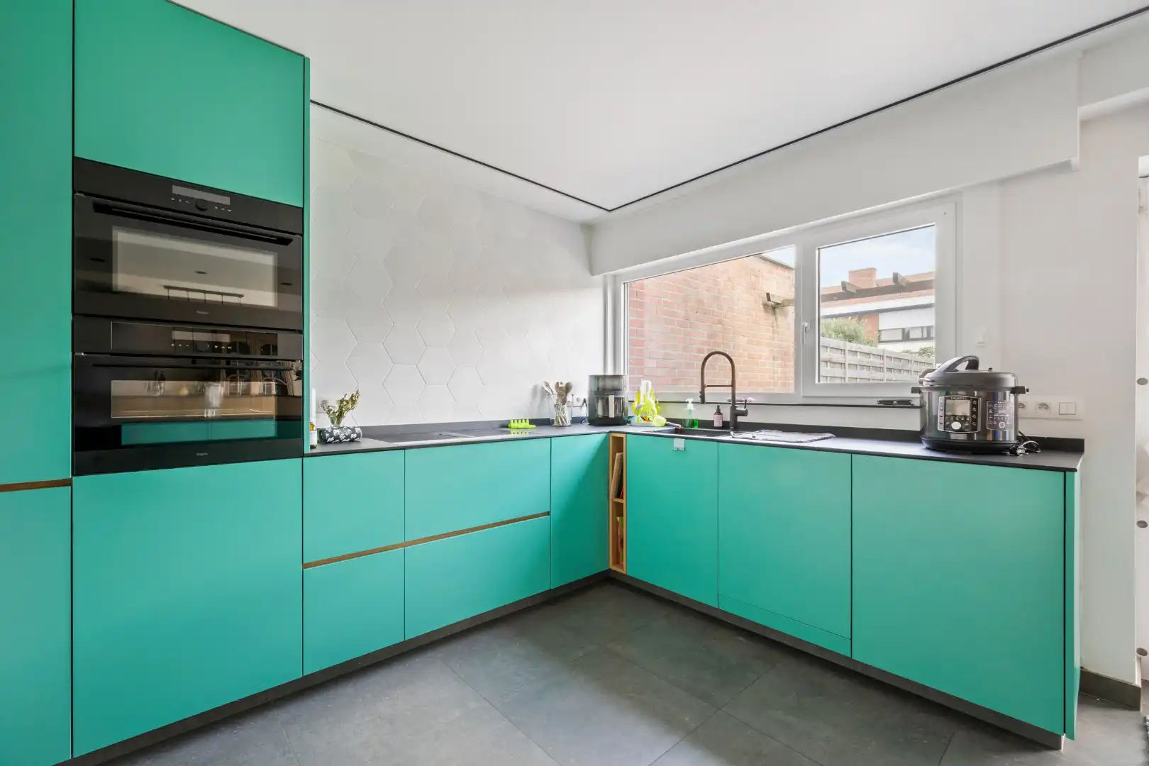 Instapklare woning met 3 slaapkamers, dressing, garage en tuin op een rustige ligging in Ledegem foto 5