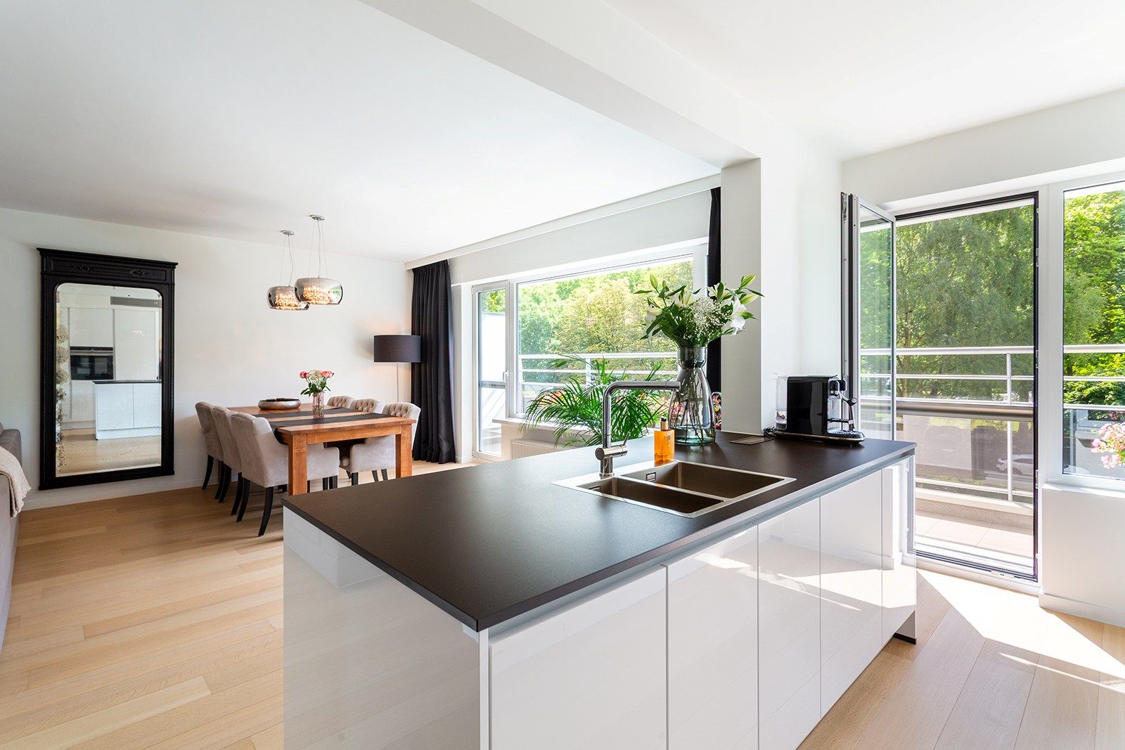 Gerenoveerd appartement met 2 terrassen foto {{pictureIndex}}