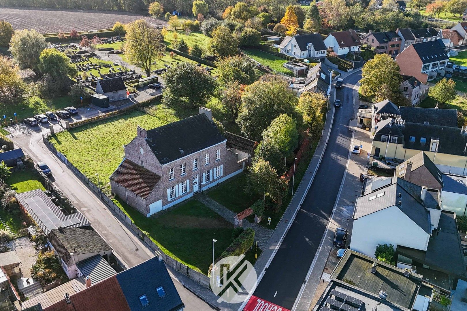 Tijdloze pastorie met historische allure op 4.057 m² foto 3