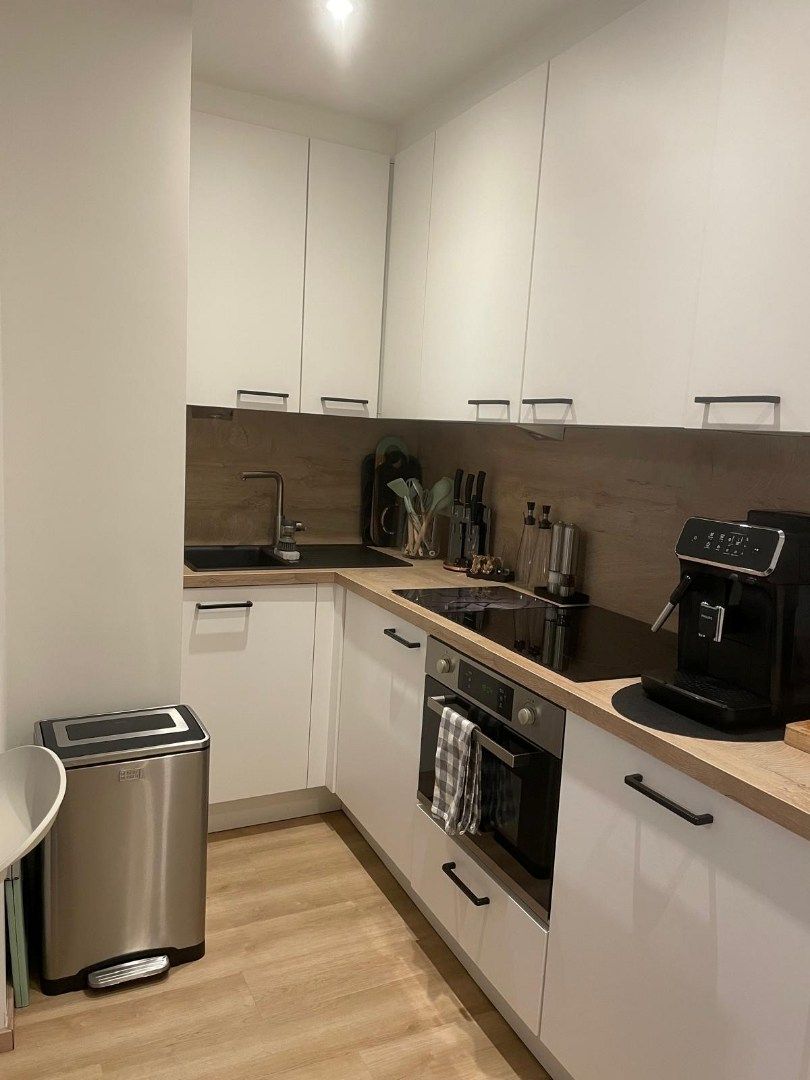 Ongemeubelde zonnige studio, vlak aan zee foto 8