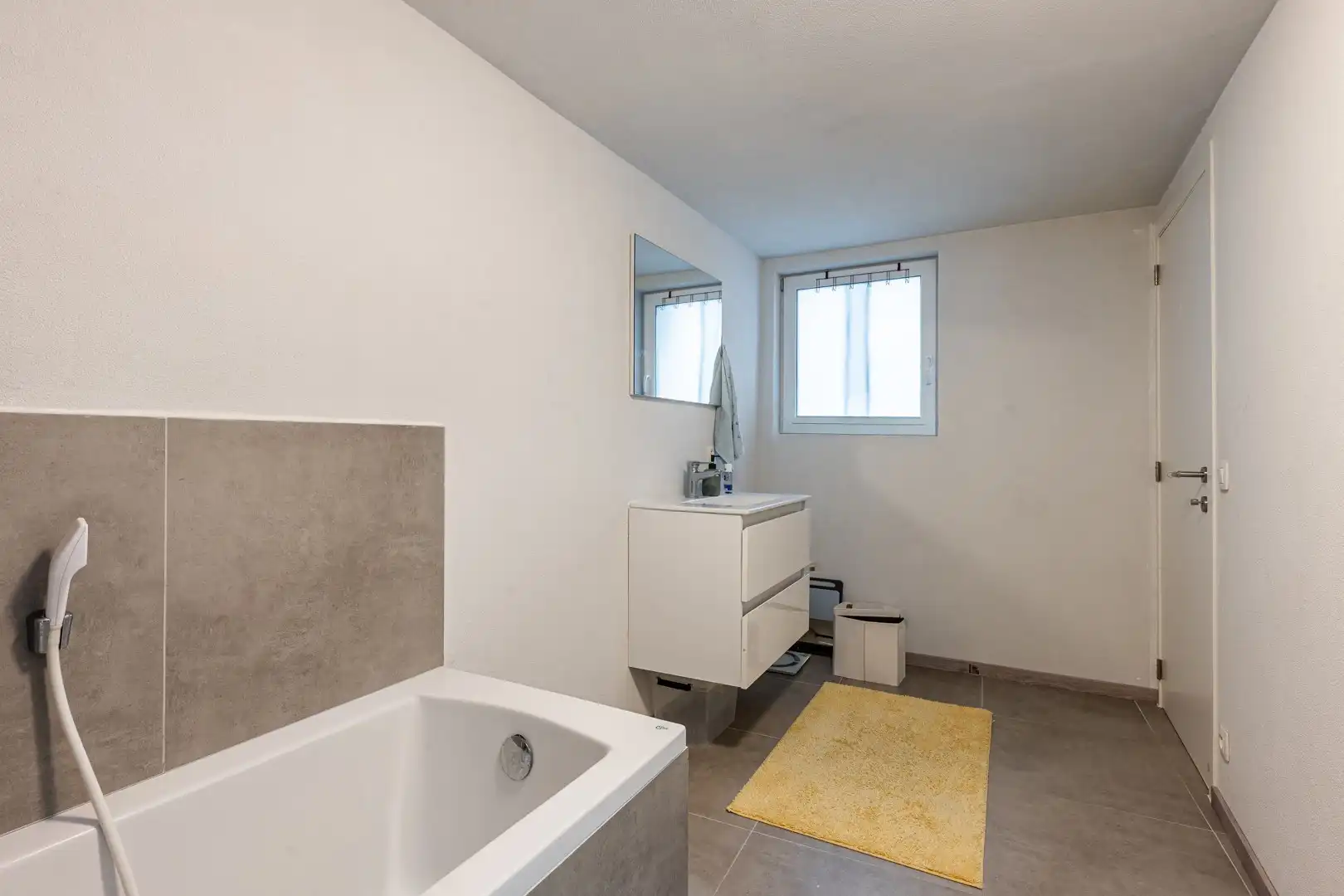 Ruime gezinswoning in Eeklo met 5 slaapkamers, 2 badkamers en gezellige stadskoer foto 7