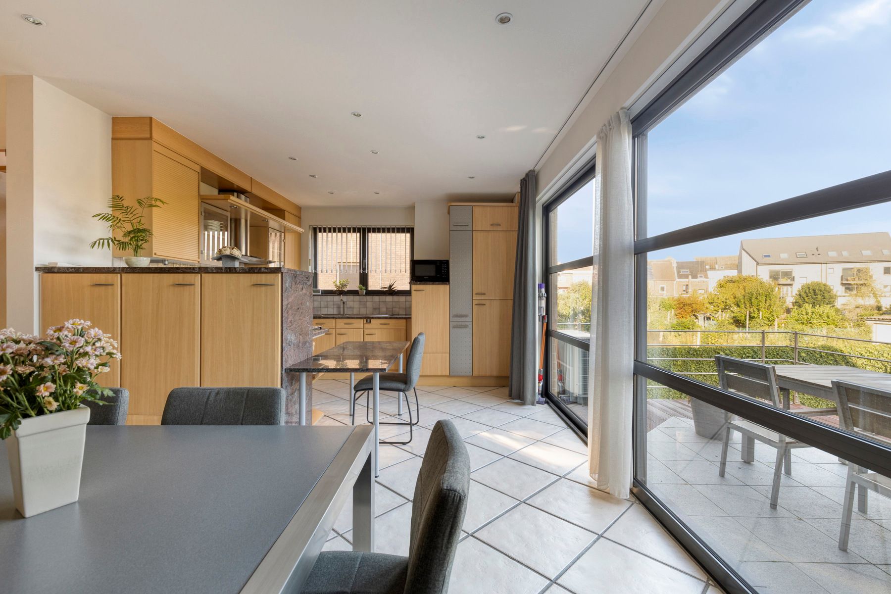 Ruime woning met 4 slaapkamers, garage en tuin foto 9