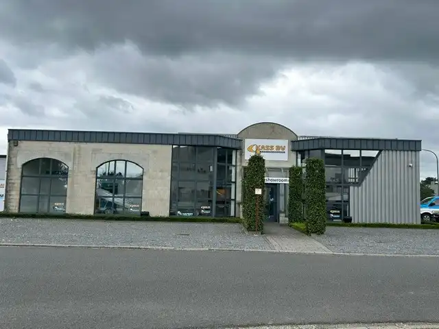 BEDRIJFSPAND MET SHOWROOM EN KANTOREN foto 6