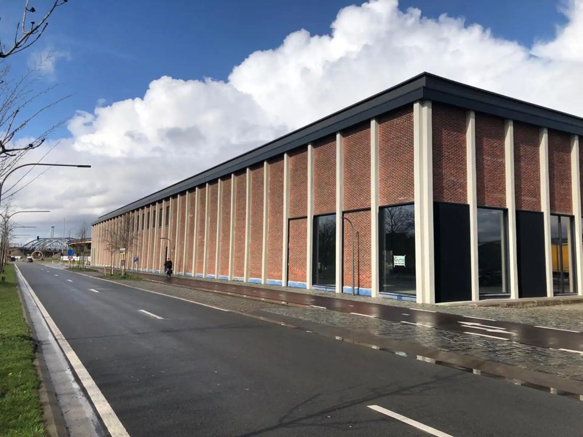 Magazijn ca 1.907m² met zichtlocatie en 2 sectionaal poorten foto {{pictureIndex}}