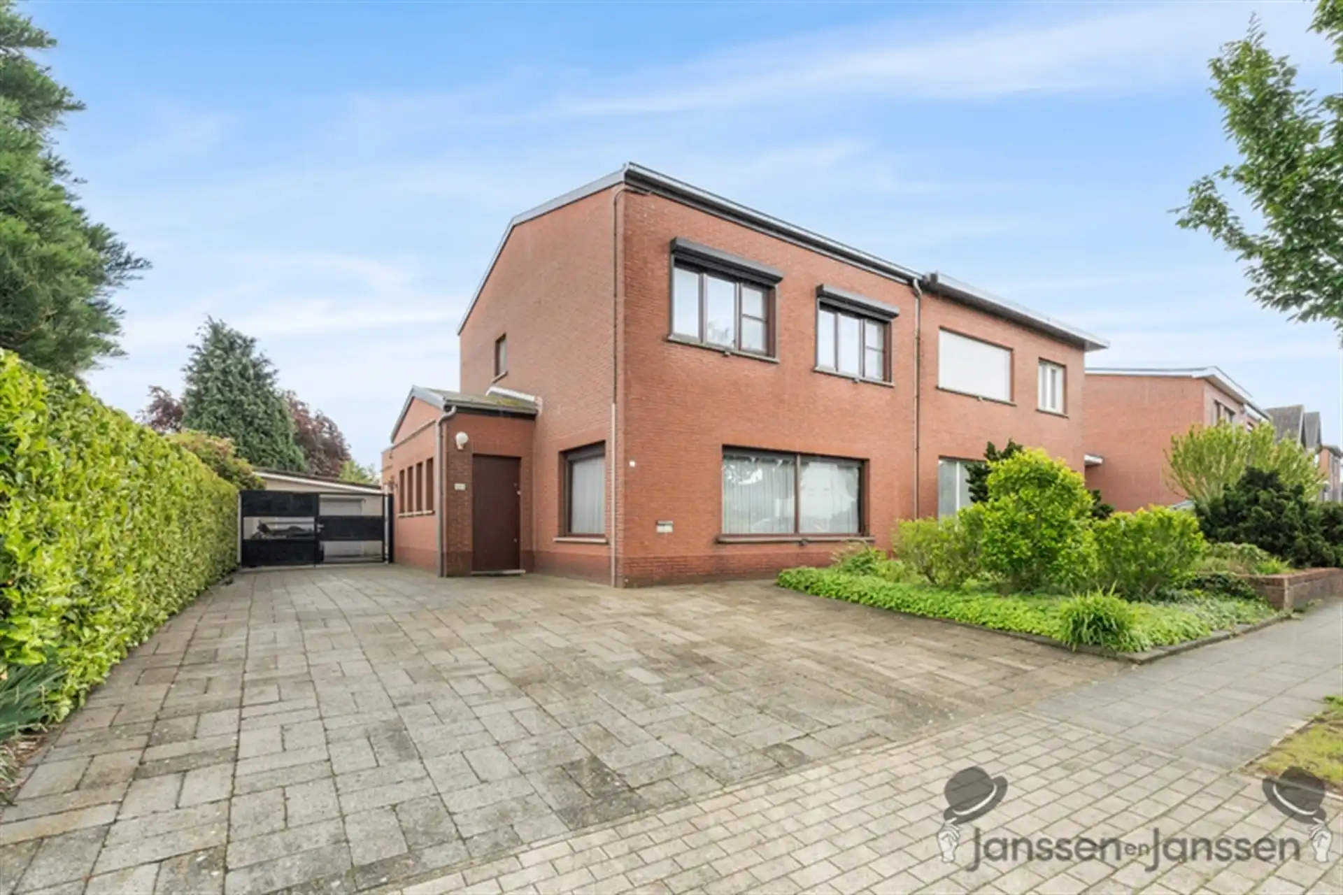 Hoofdfoto van de publicatie: Woning met 3 slaapkamers en verwarmd zwembad