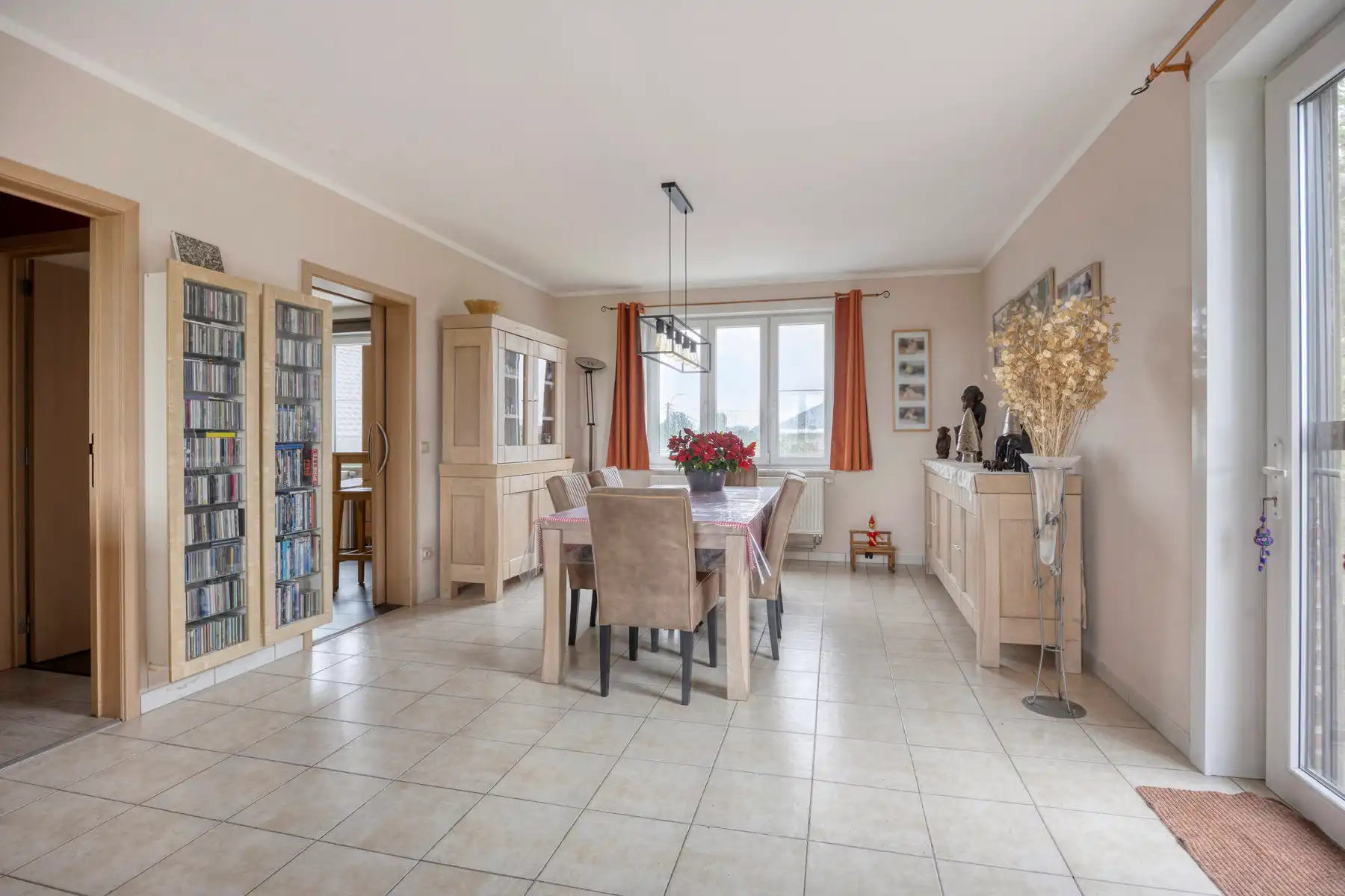 Zeer ruim appartement(3slpks) met 2 garages + zolder + tuin  foto 7