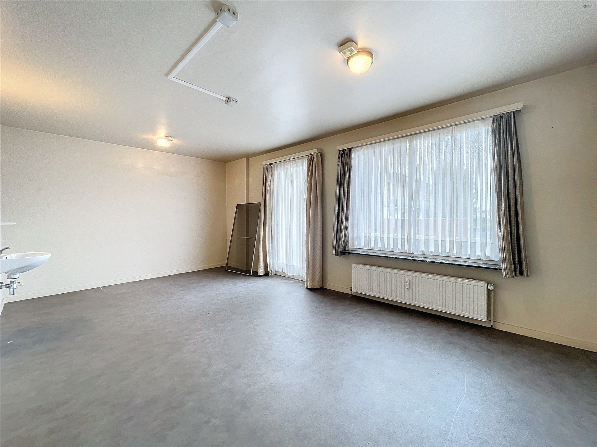 Ruim appartement met 4 slaapkamers en terras in Sint-Niklaas foto 5
