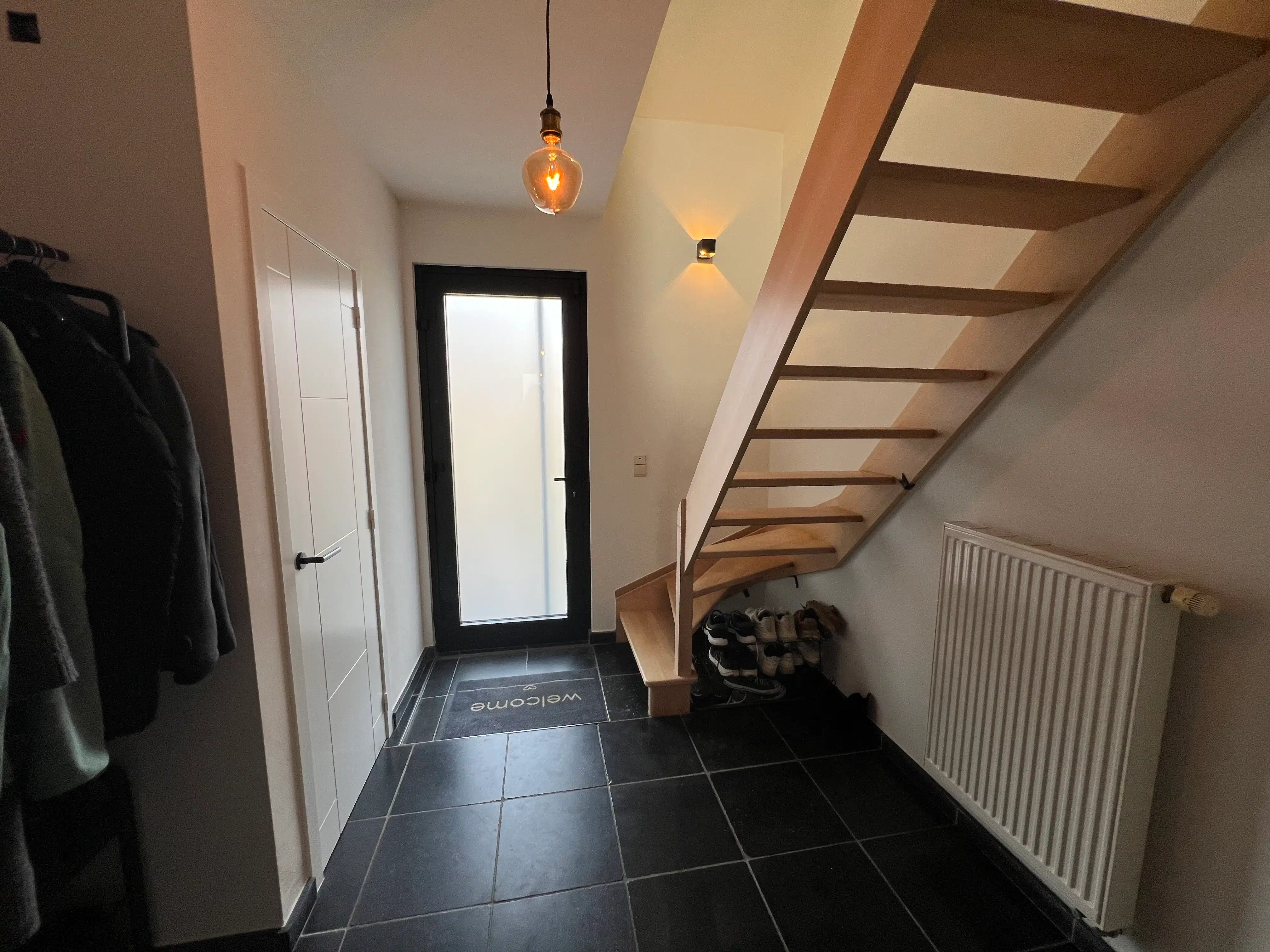 Instapklare, volledig gerenoveerde droomwoning met 3 slaapkamers, inpandige garage en prachtig aangelegde tuin foto 9