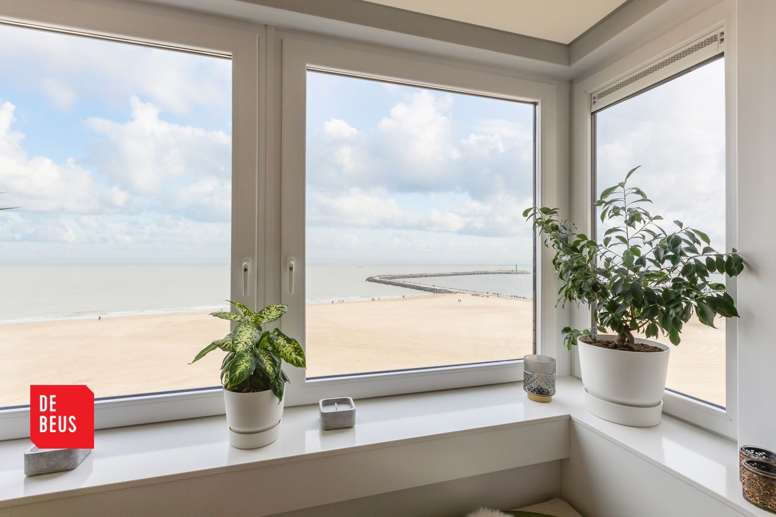 Luxueus gerenoveerd appartement met 2 slpk en frontaal zicht op zee foto {{pictureIndex}}