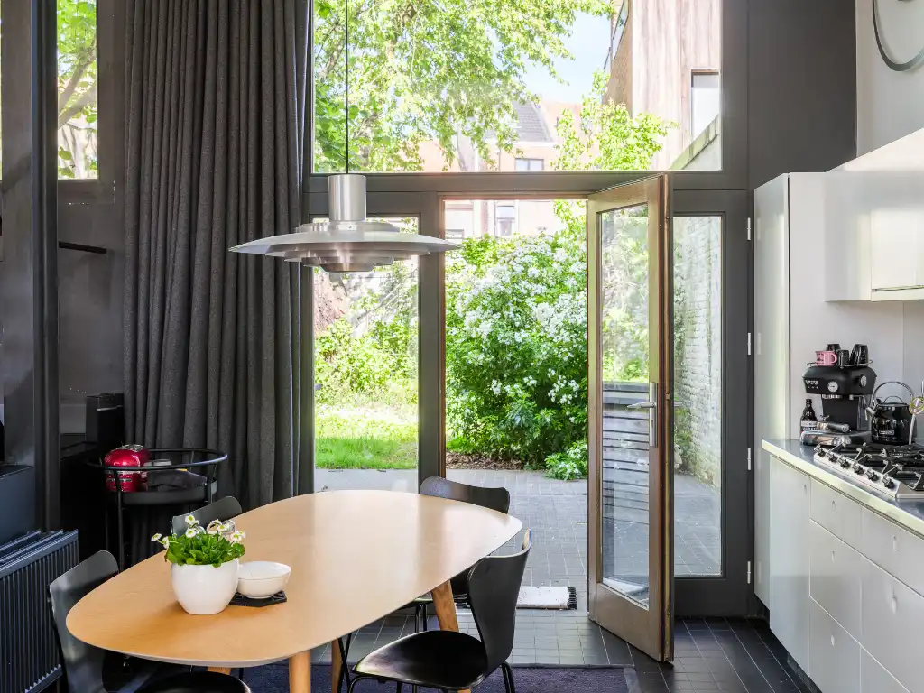 Een bijzondere woning die zich onderscheidt door haar architectuur, ruimtelijkheid en unieke tuin. foto 2