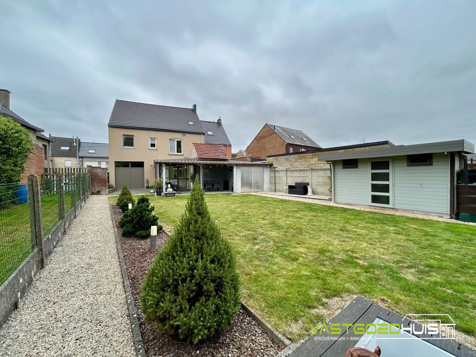 Hedendaagse, instapklare HOB met garage en tuin foto 24