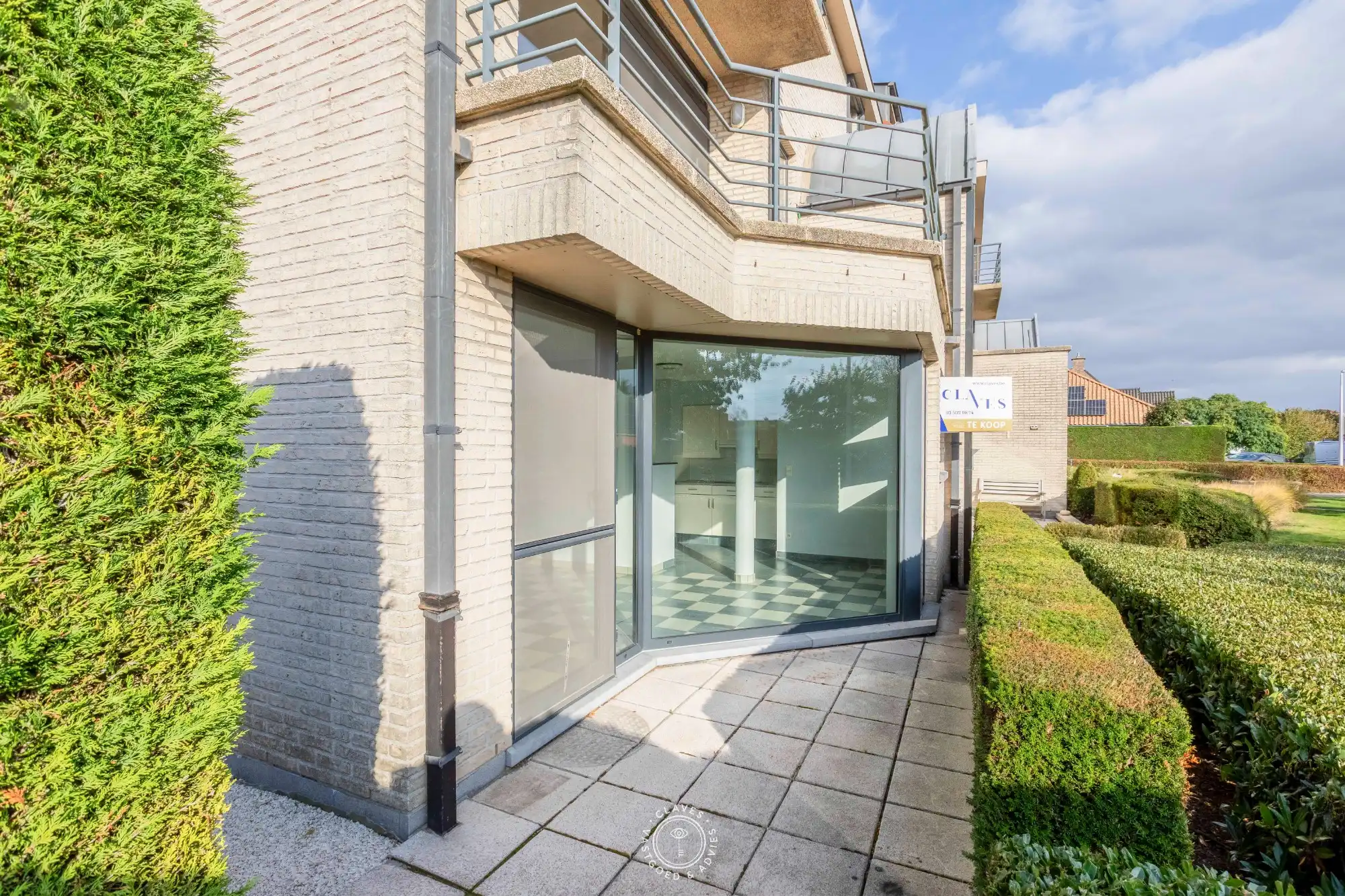 Ruim gelijkvloers appartement met drie slaapkamers foto 9