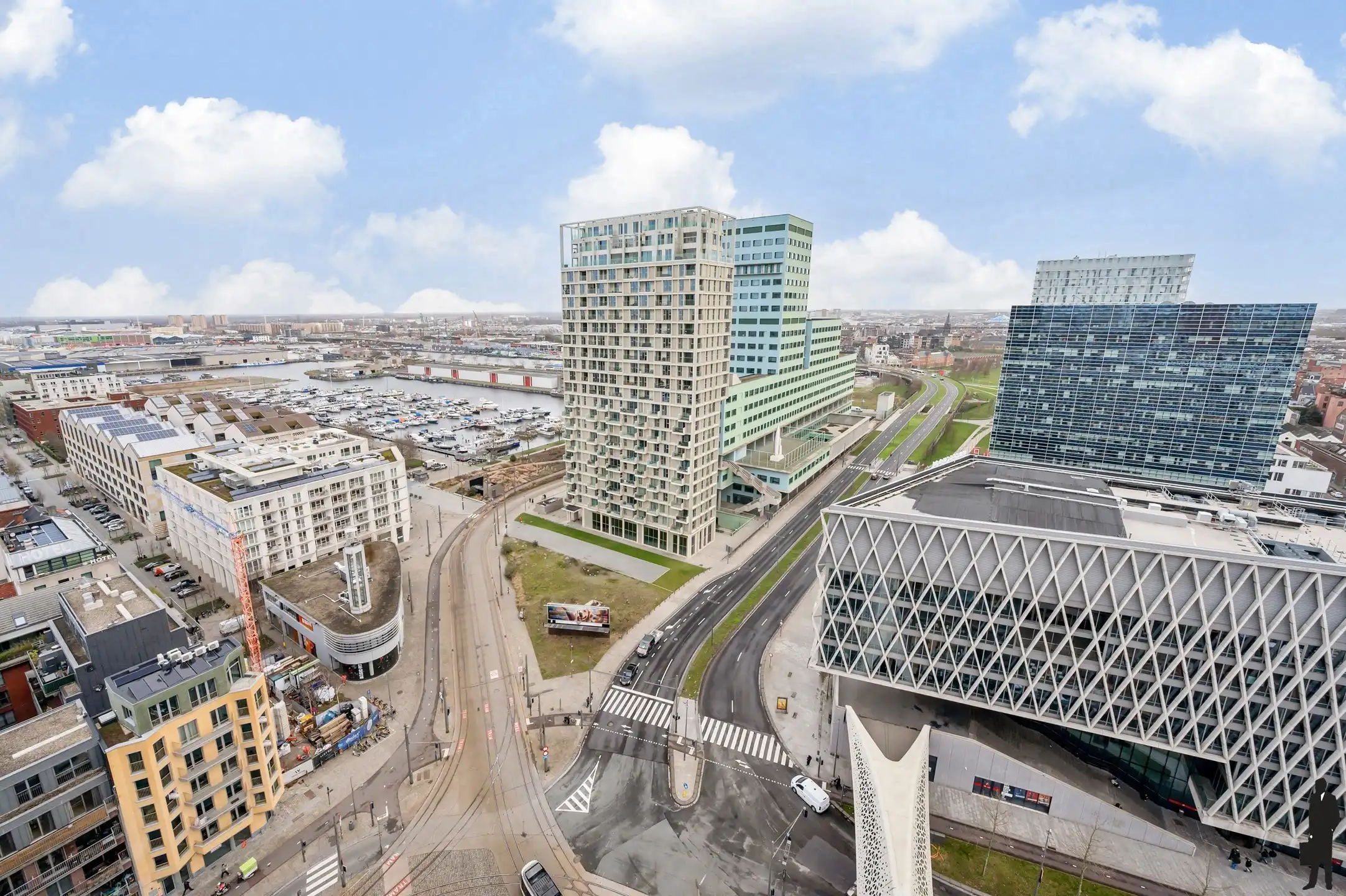 Exclusief tweeslaapkamer appartement op de 17de verdieping met panoramisch stadszicht foto 3