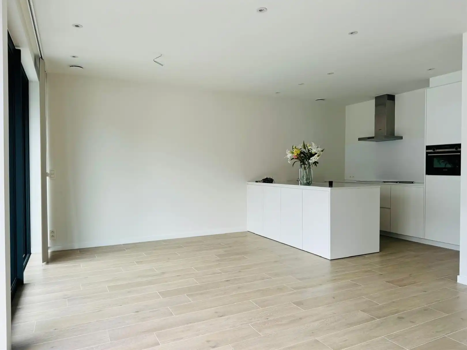 Appartement met twee slaapkamers, groot terras en autostaanplaats foto 4