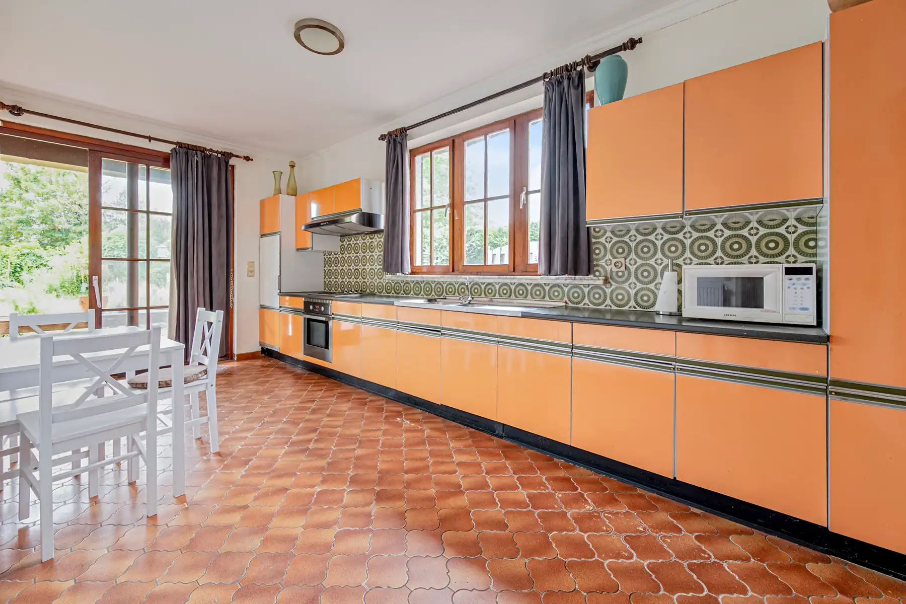 Bungalow met 4 slaapkamers, zolder, garage en tuin  foto 3