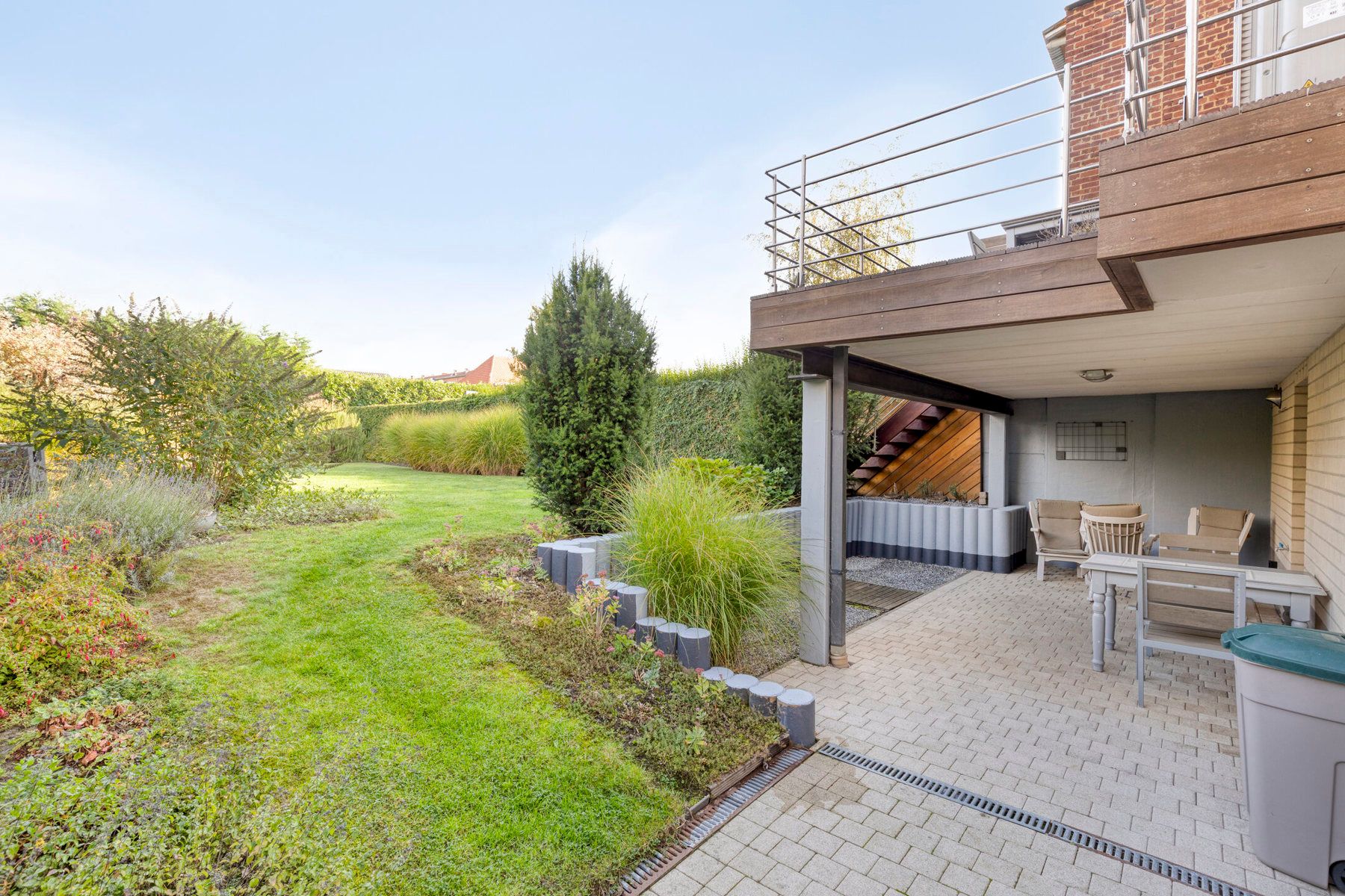 Ruime woning met 4 slaapkamers, garage en tuin foto 4