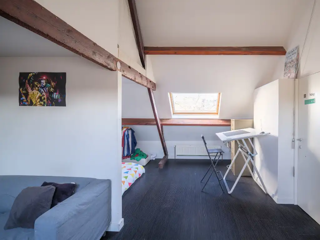 Een bijzondere woning die zich onderscheidt door haar architectuur, ruimtelijkheid en unieke tuin. foto 17