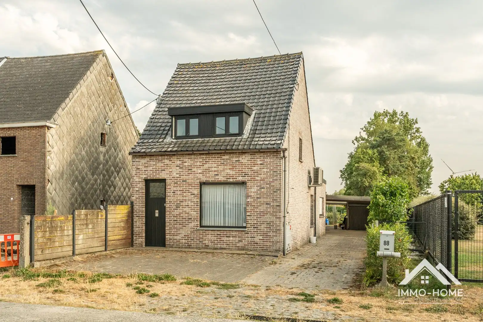 Vrijstaande woning in landelijke omgeving met veel potentieel!  foto {{pictureIndex}}