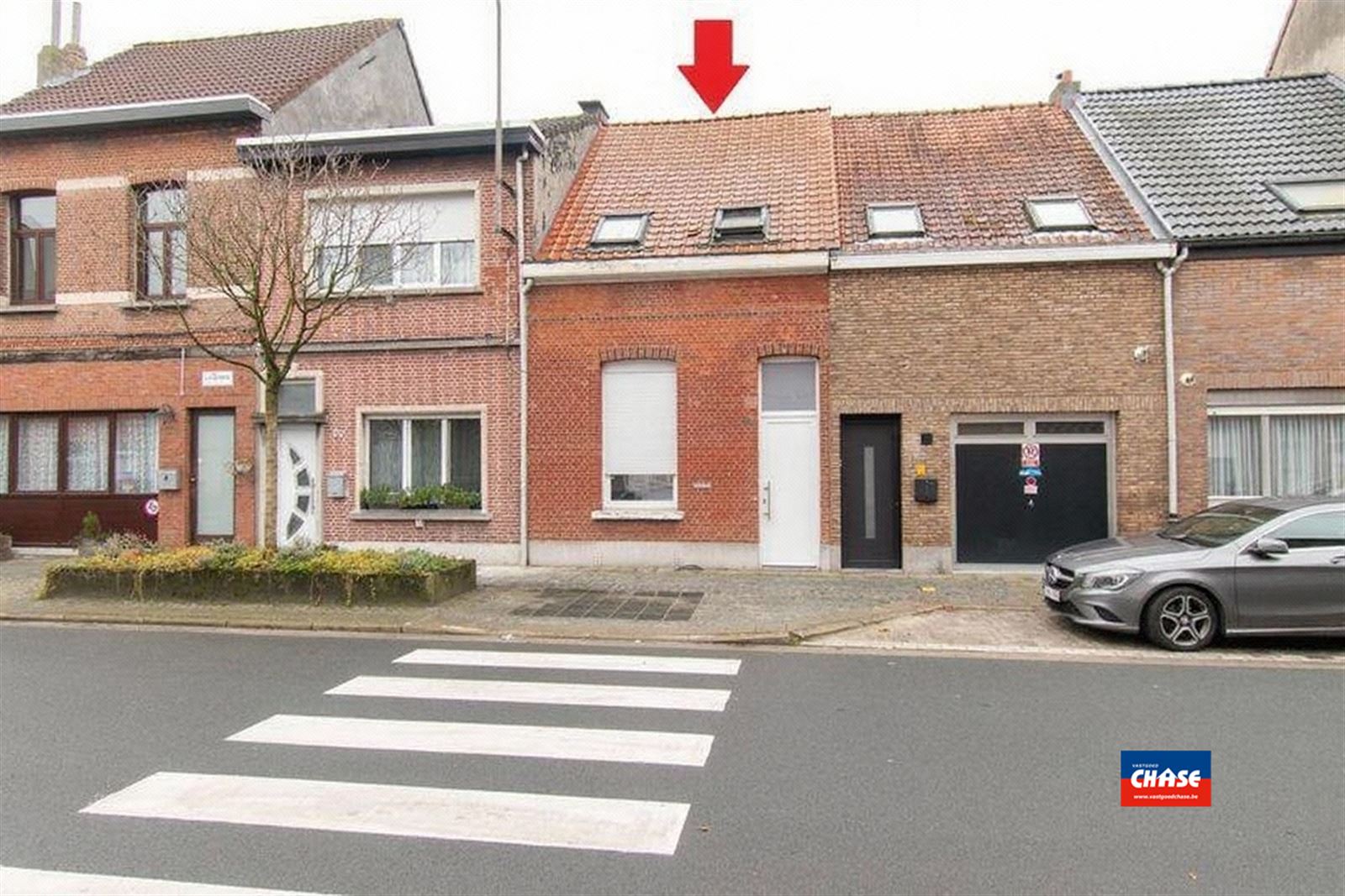 Hoofdfoto van de publicatie: Te renoveren woning met 2 slpks en tuin 