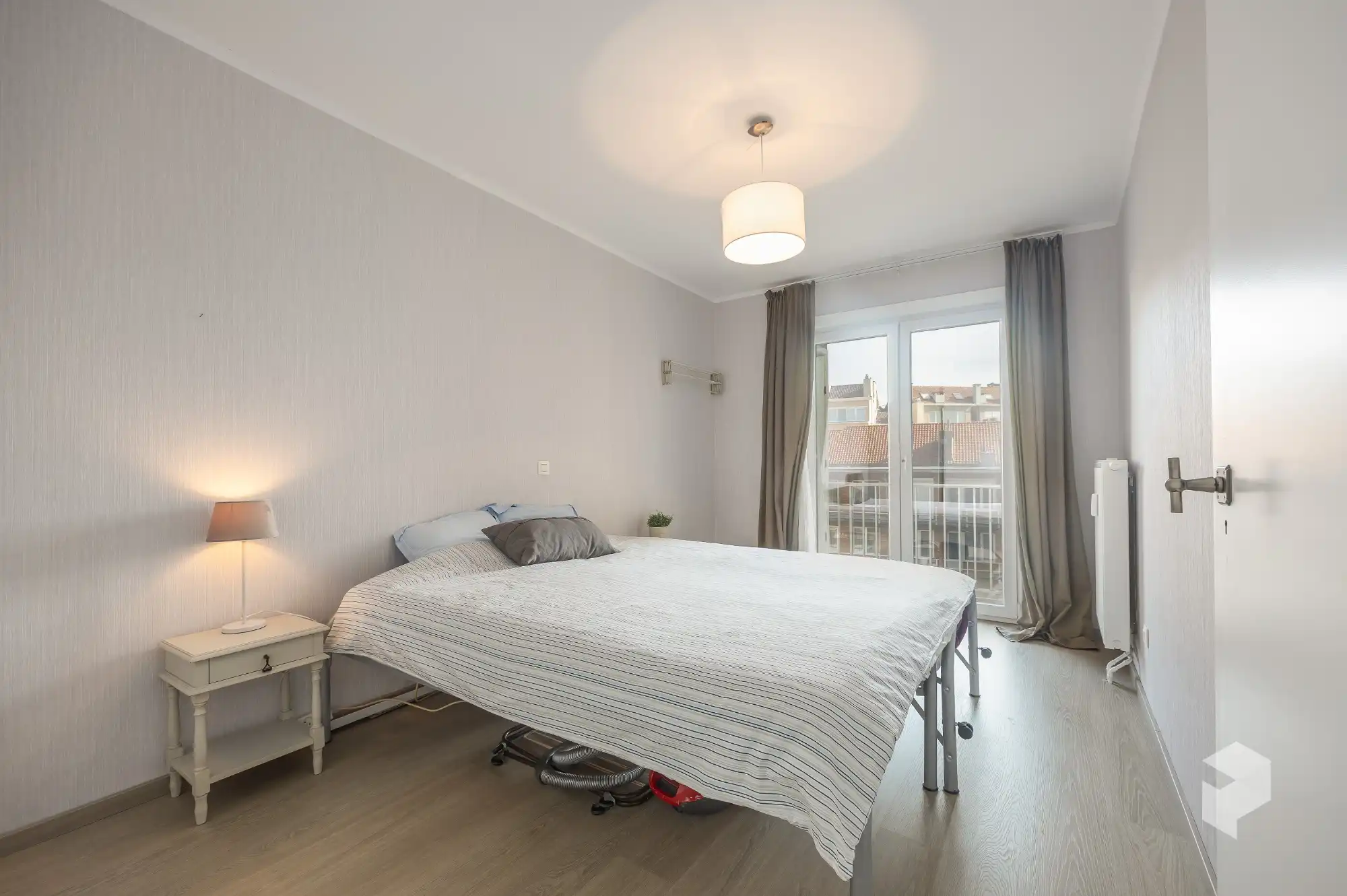 Goed gelegen ruim vernieuwd 2 slaapkamer appartement met terras en grote berging. foto 23