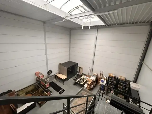 Bedrijfshal van 207 m² met een kantoorruimte op 1° verd. van 105 m² foto 6