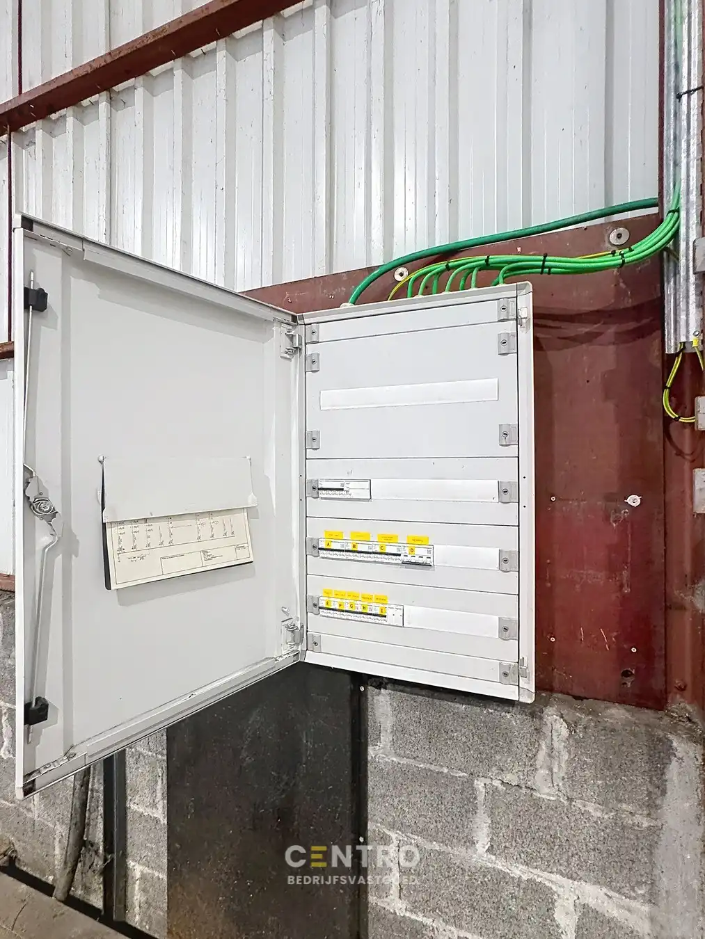 Geïsoleerd MAGAZIJN (1.000m²) te huur met mezzanine (85m² op industriezone te Zedelgem foto 7