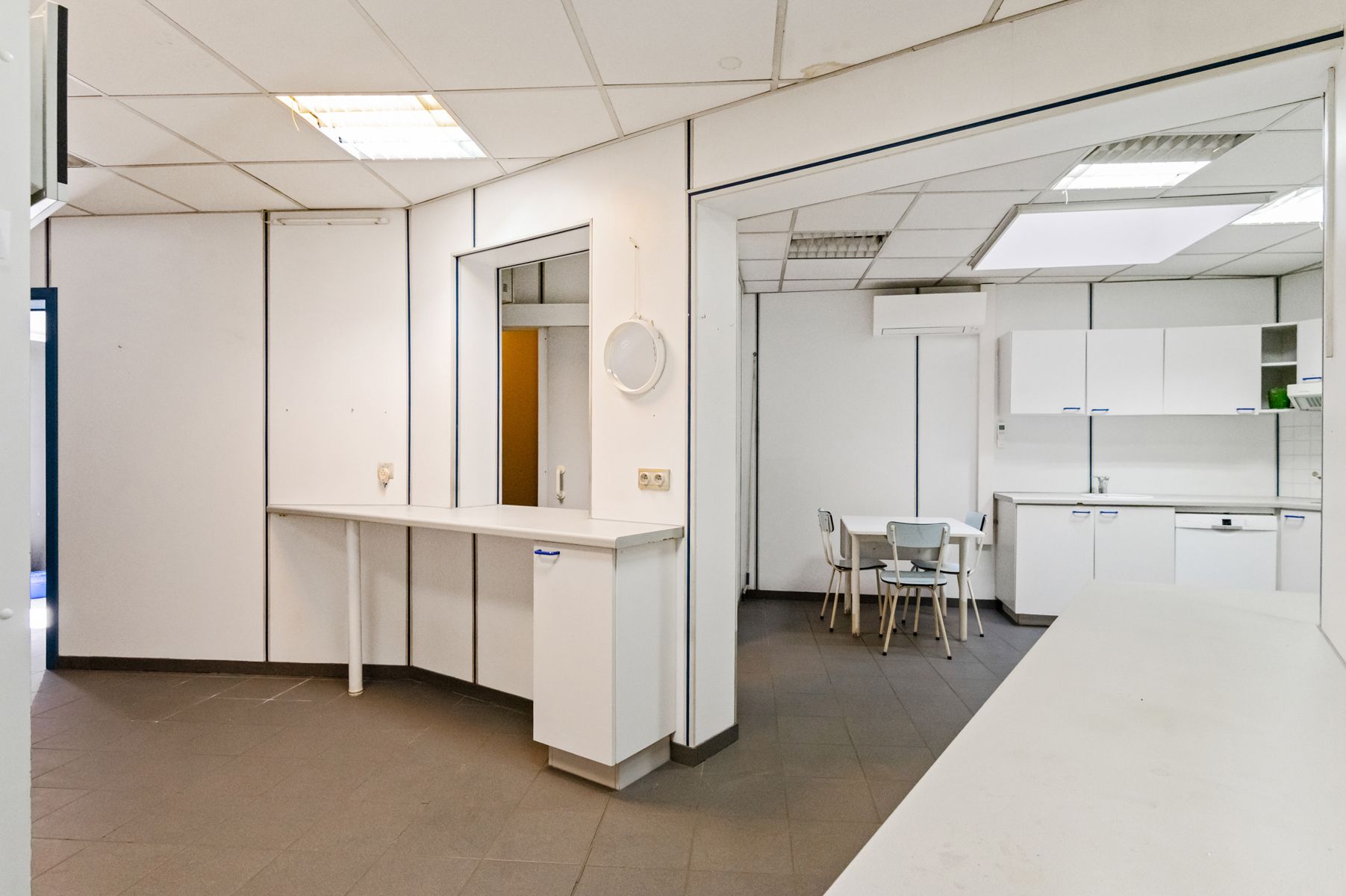 Zeer ruim handelshuis op top locatie in Merksem foto 8