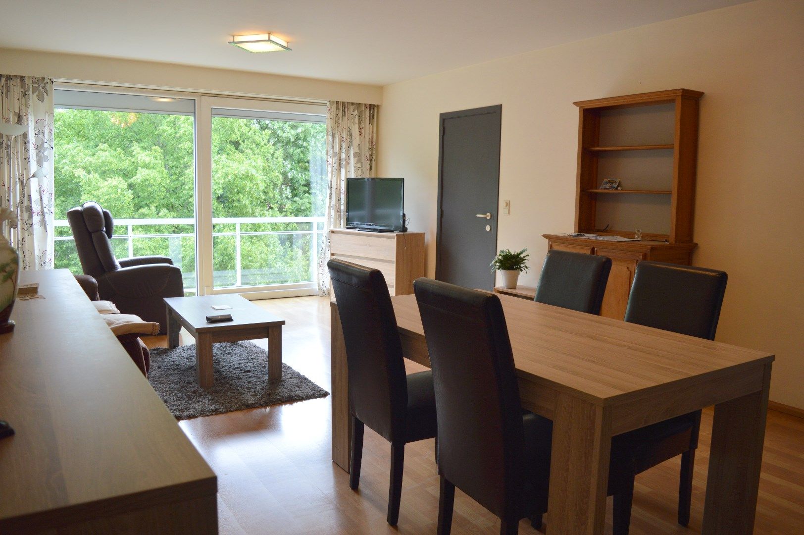Verzorgd twee slaapkamer appartement in hartje Gullegem foto 3