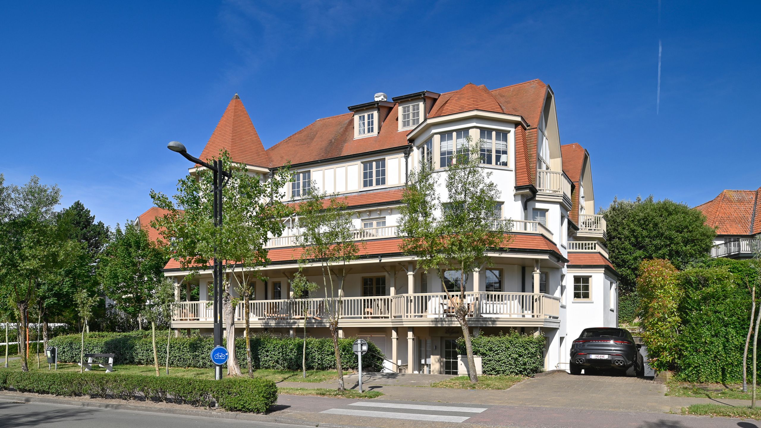 Prachtig HOEKAPPARTEMENT in een elegante villaresidentie... foto 2