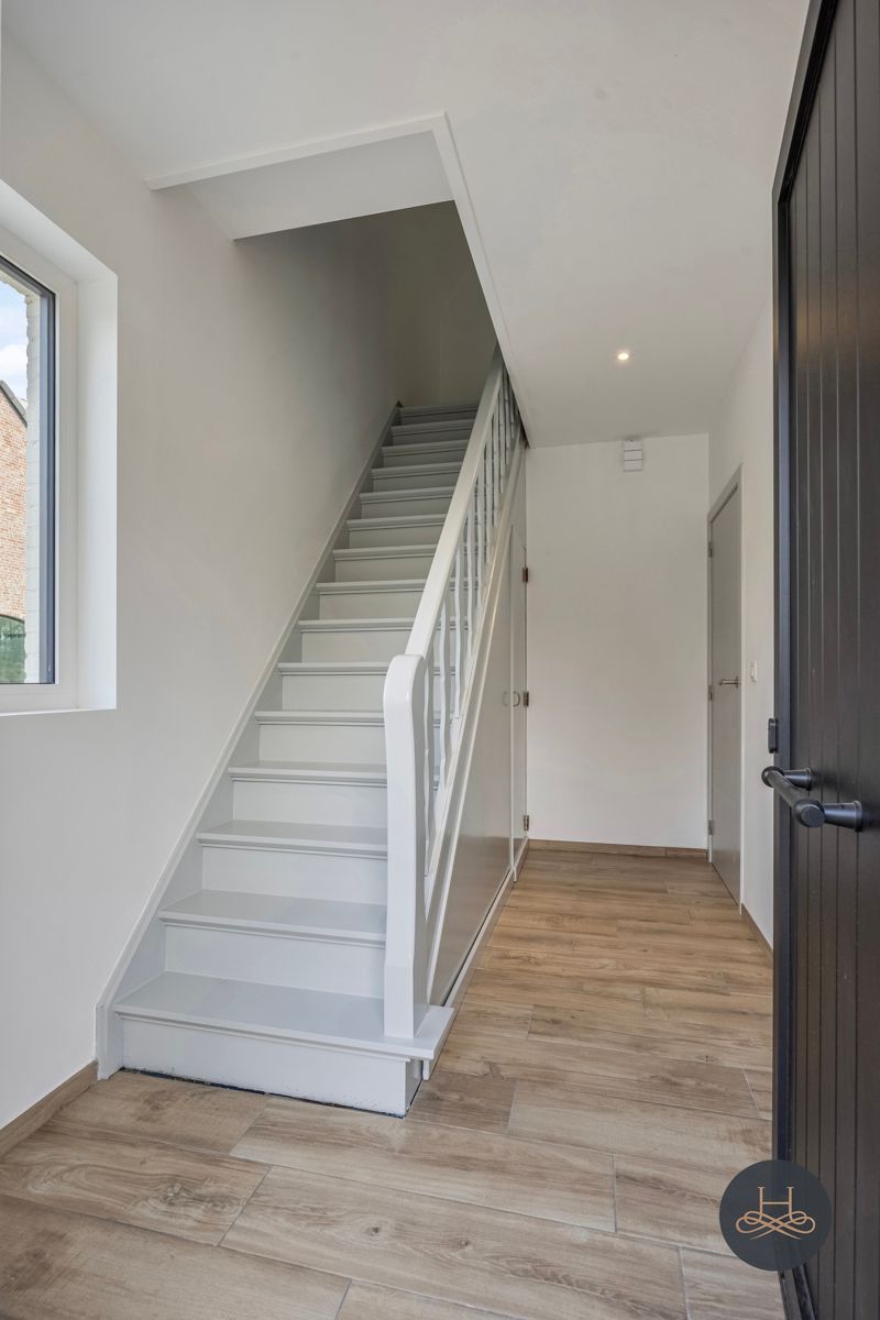 Totaal gerenoveerde woning met grote tuin foto 5