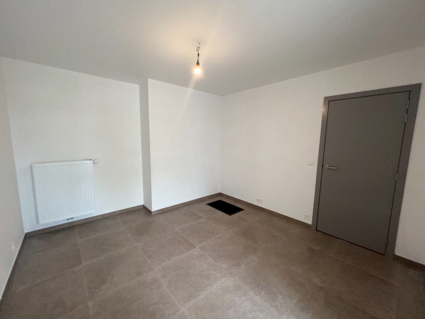 GELIJKVLOERS APPARTEMENT MET 2 SLAAPKAMERS EN TUIN MET TERRAS IN IEPER foto 9