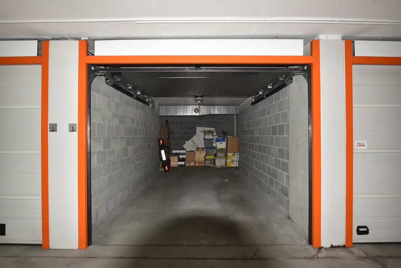 Goed gelegen gesloten garagebox in de parking Minigolf foto 4