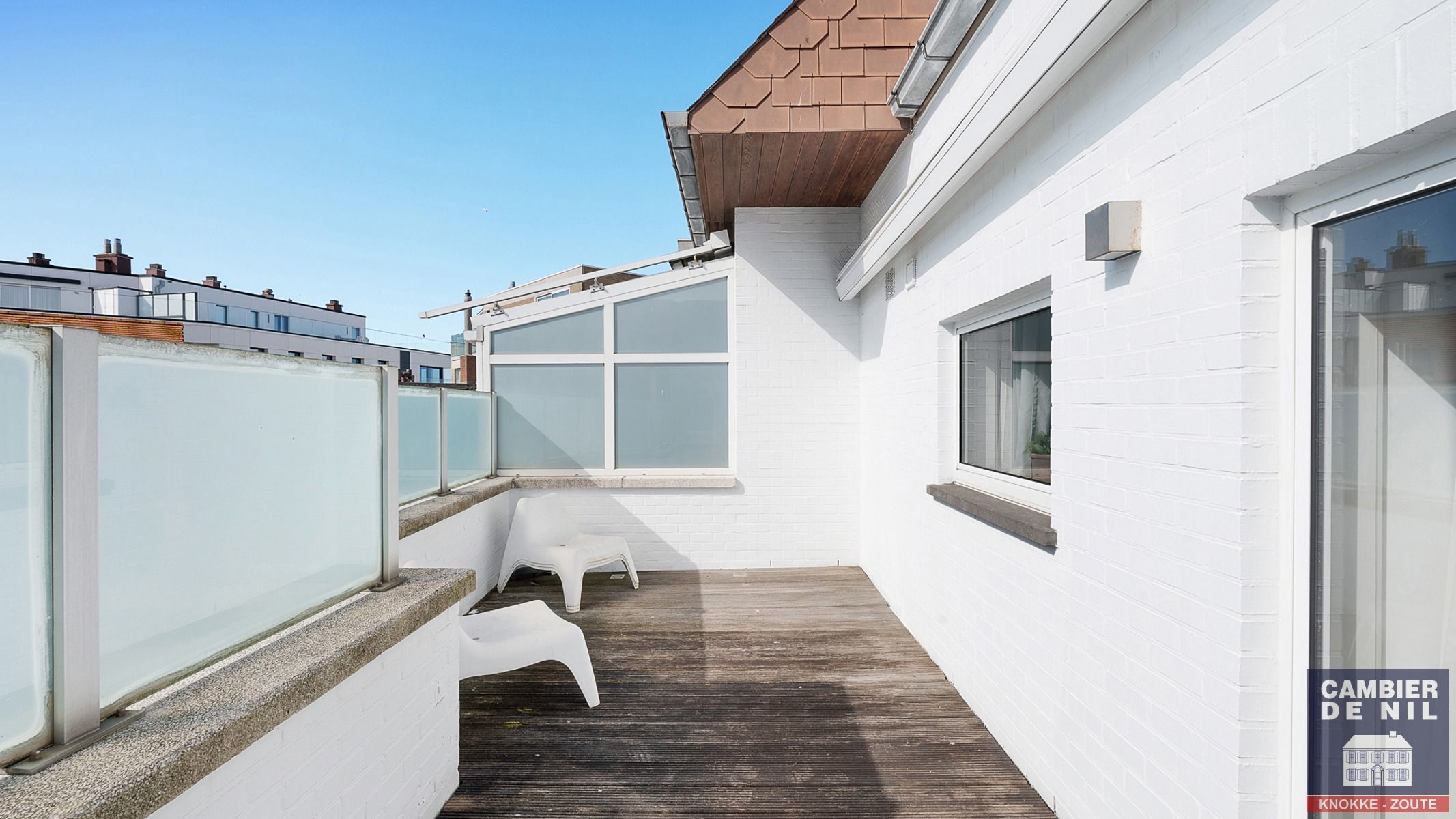 Schitterend duplex appartement met terras voor-en achteraan in hartje Zoute foto 3