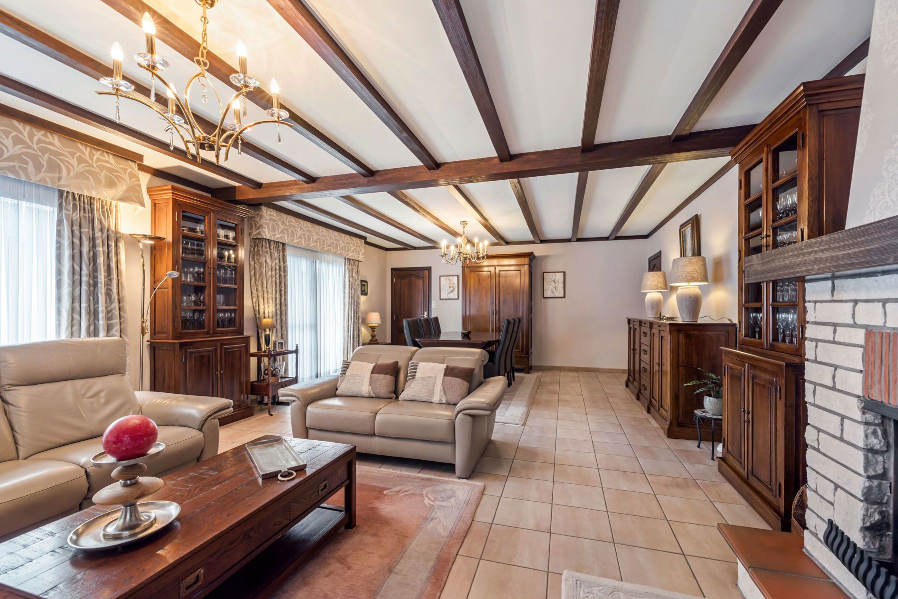 ONDER OPTIE Ruime villa in zeer goede staat met grote garage foto 13