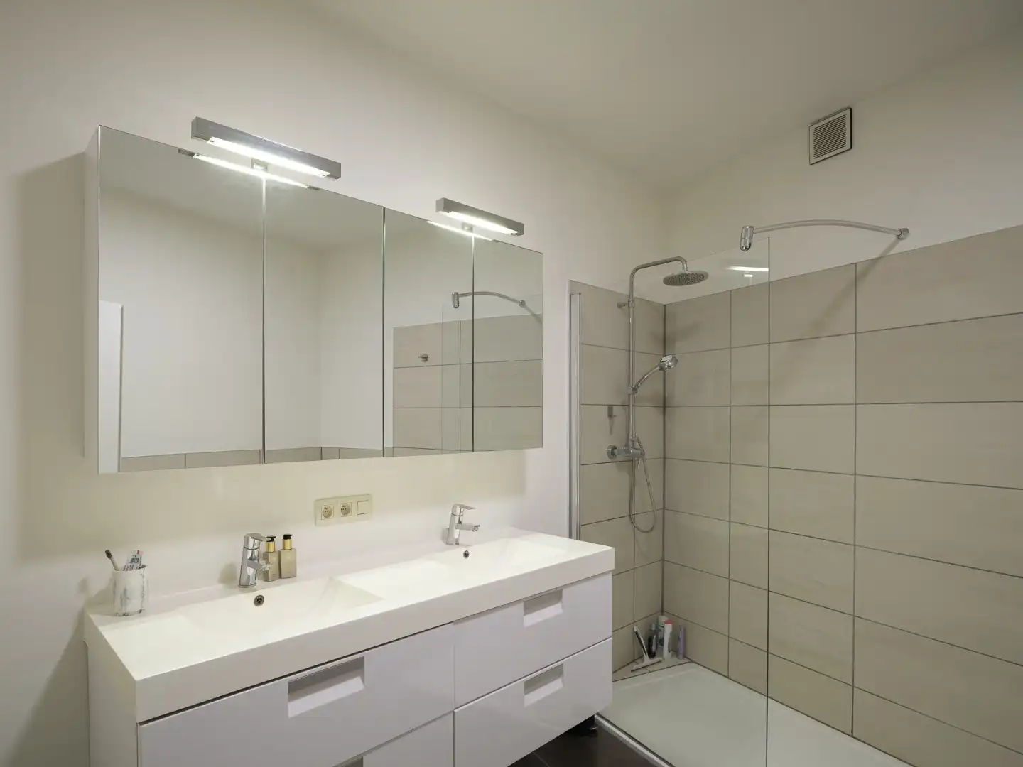 Gelijkvloers 3 slaapkamer appartement met leuk terras foto 17