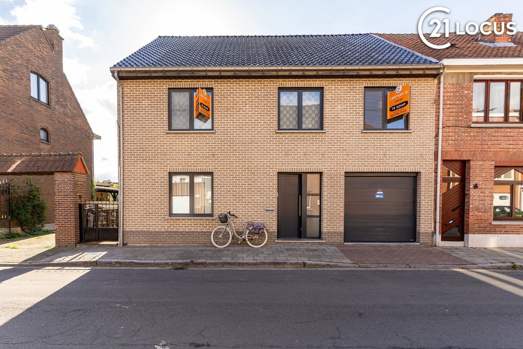 Prachtig gerenoveerde Woning met 6 slpk's Hartje Kruibeke ! foto {{pictureIndex}}