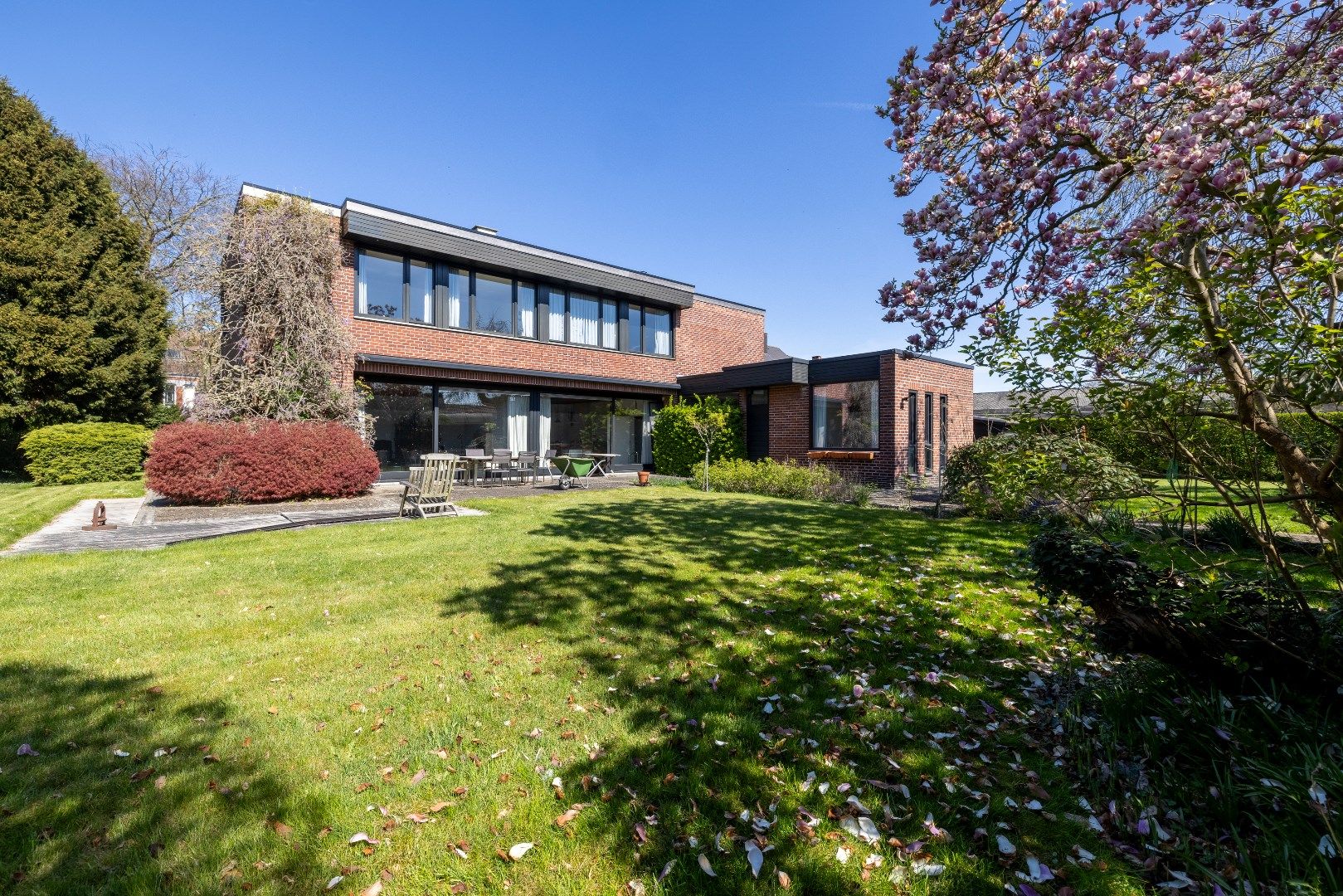 Voormalige dokterswoning met 5 slk, prachtige tuin (of extra bouwgrond) en praktijk foto 4