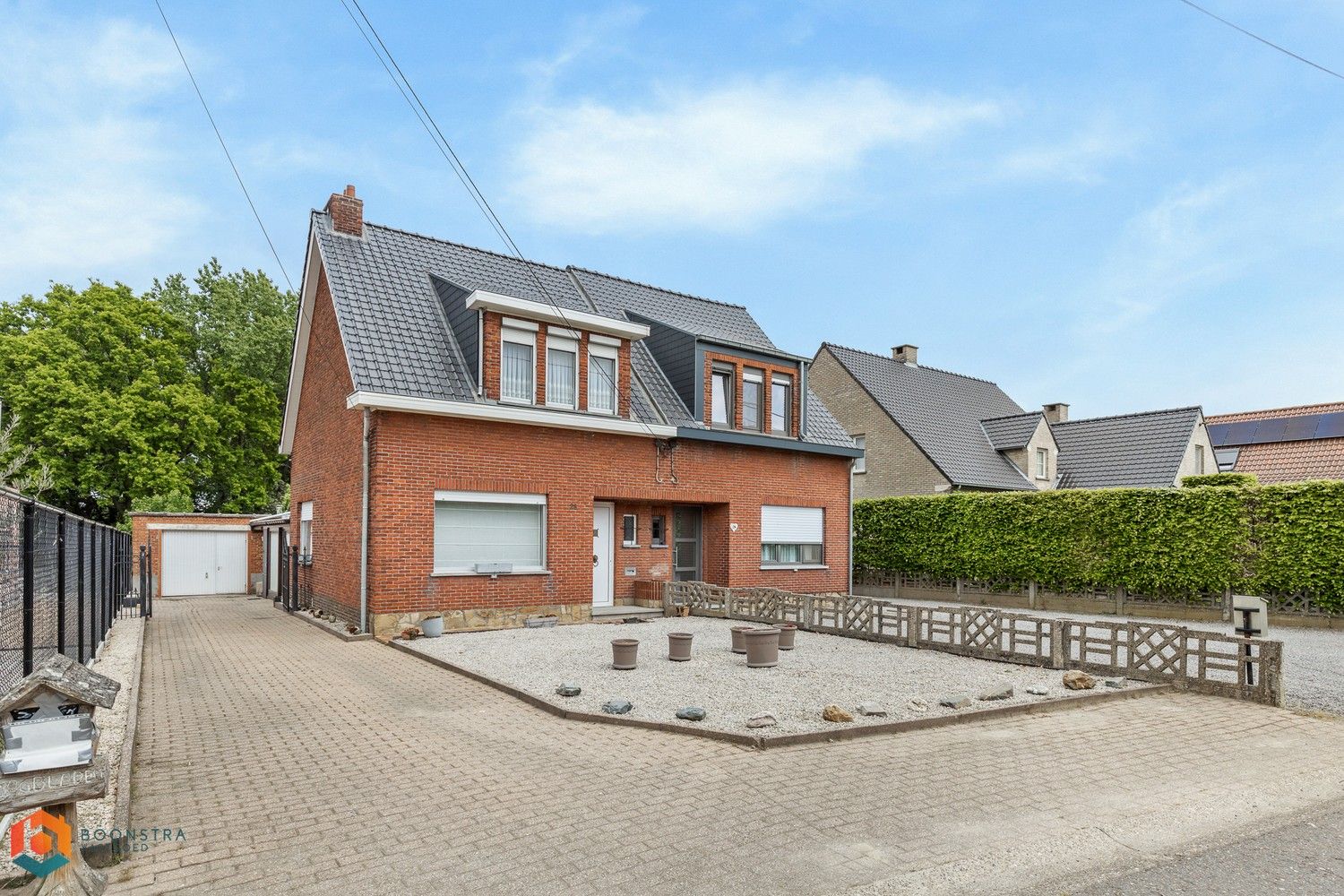 Hoofdfoto van de publicatie: Op te frissen woning met 2 slpkrs op een perceel van 570 m2