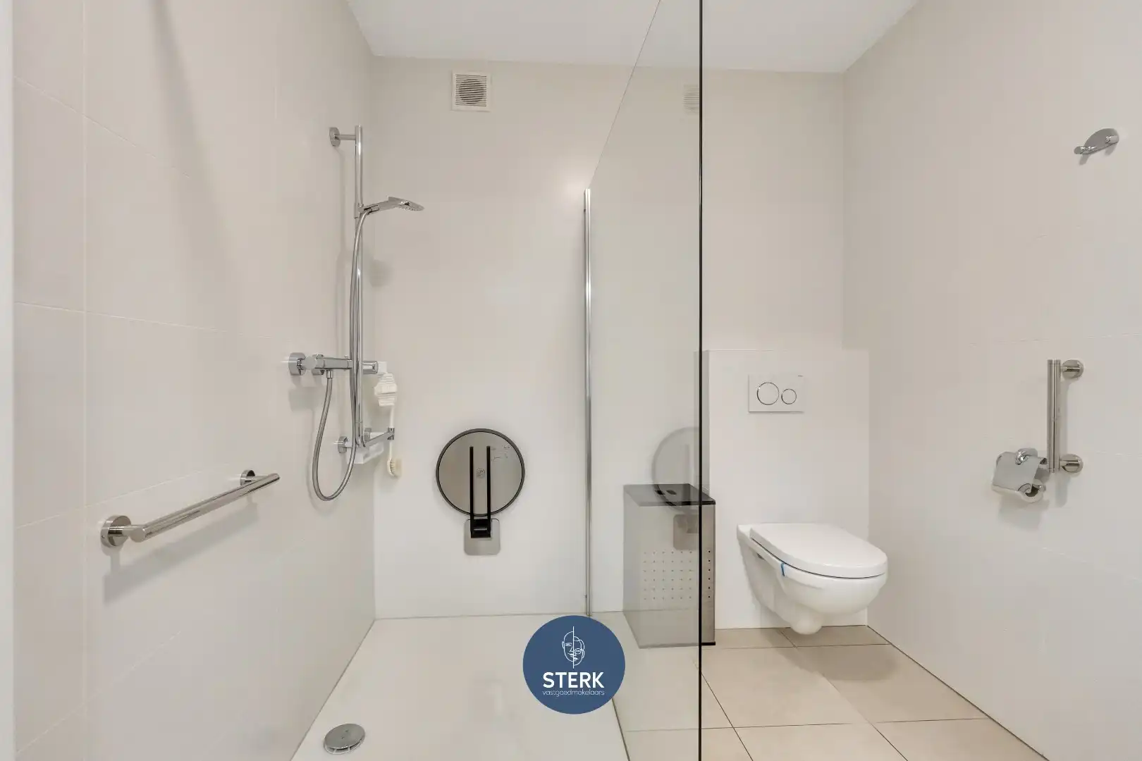 RECENT APPARTEMENT INCLUSIEF PARKING + 2 BERGINGEN IN CENTRUM LANAKEN !  foto 22