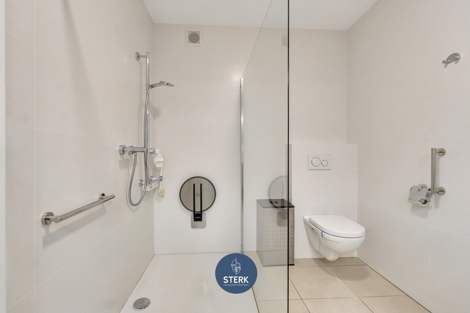 RECENT APPARTEMENT INCLUSIEF PARKING + 2 BERGINGEN IN CENTRUM LANAKEN !  foto 22