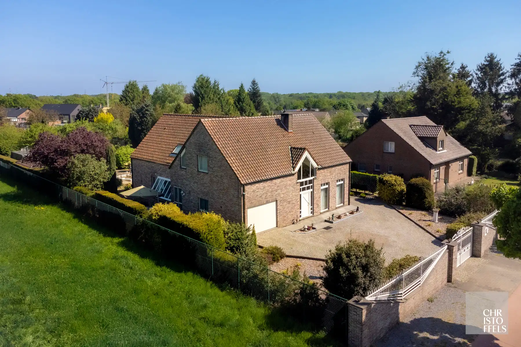 Zeer ruime woning met twee studio's op een perceel van 1950 m²! foto 9